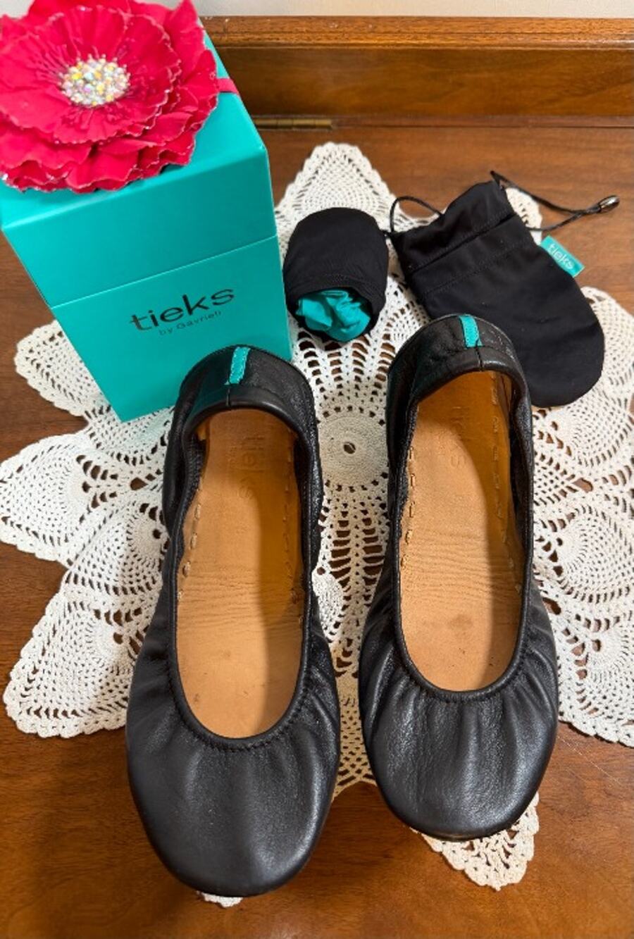 Tieks Matte Black Leather Ballet Flats Size 8 w/ Box, flower and travel bag